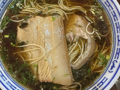 红汤底-同得兴 Since·1995 传统苏式面馆(嘉馀坊店)