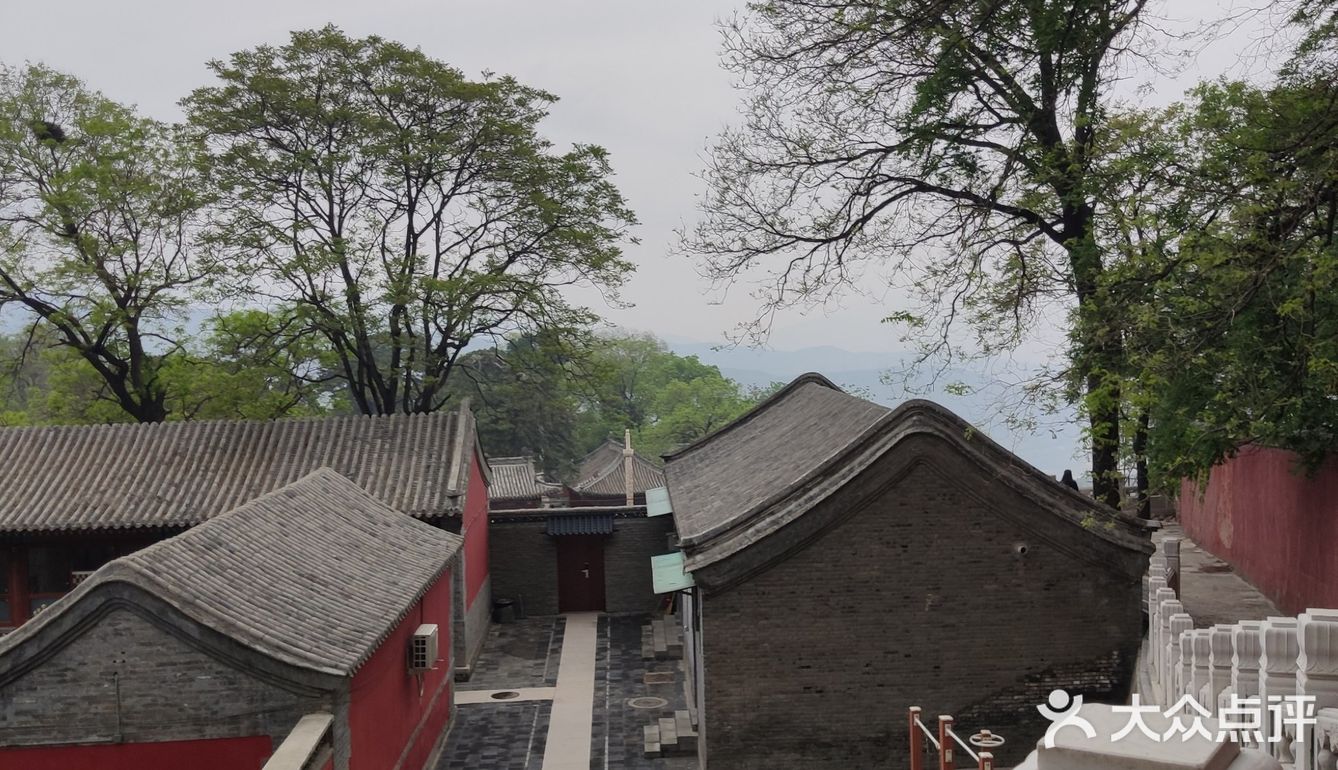 停車後進去戒臺寺門票的大斜坡