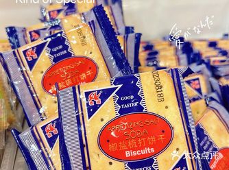 正方形的梳打饼干真的很有感觉 咸咸甜甜的椒盐味属实有点特别噶