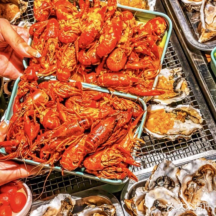 吃自助令人快乐的事 当然还有吃不尽的甜点、饮品