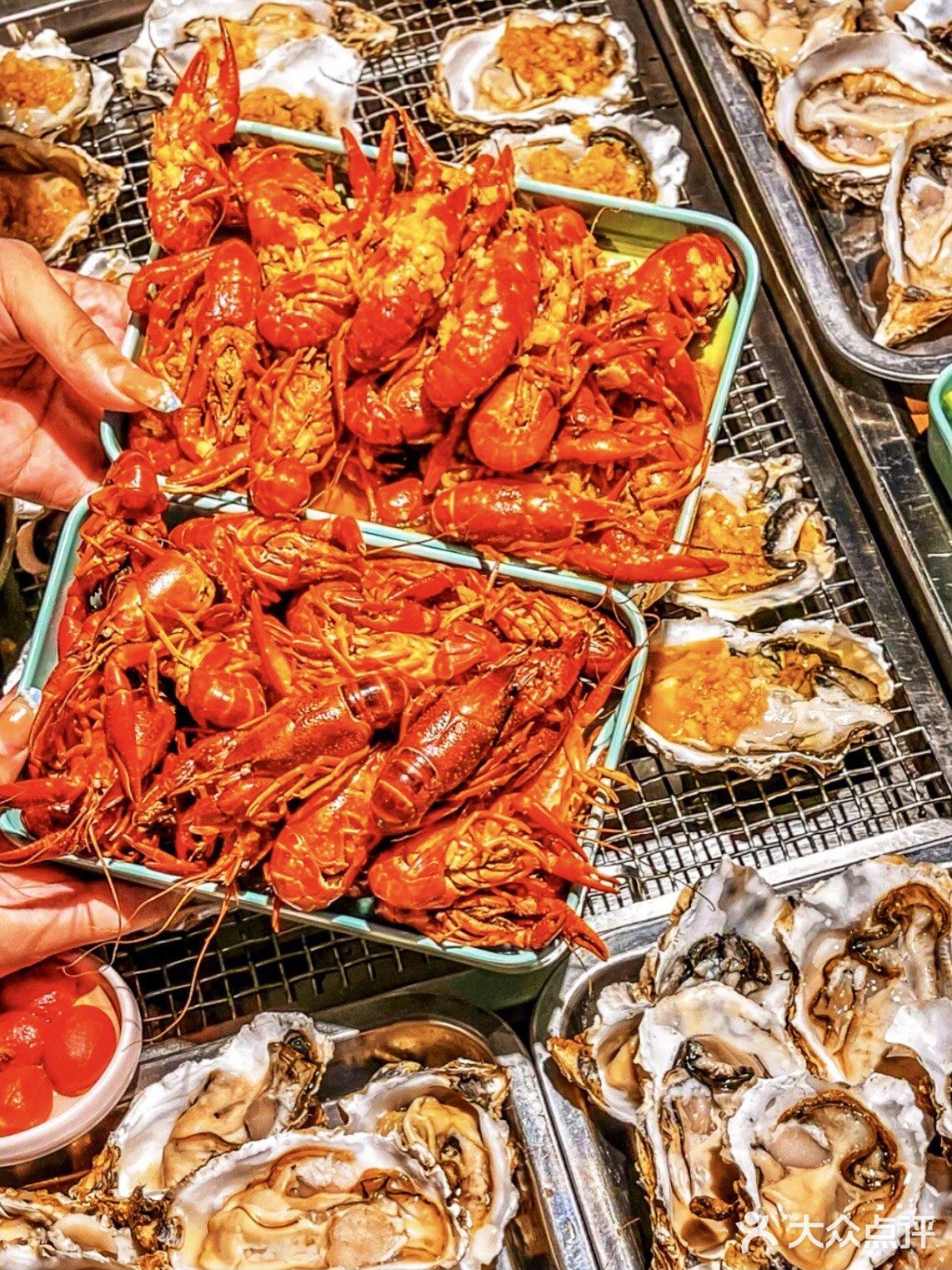 吃自助令人快乐的事 当然还有吃不尽的甜点、饮品