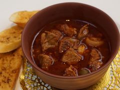 经典罐焖牛肉配法棍面包-北京贵宾楼饭店 红墙咖啡厅