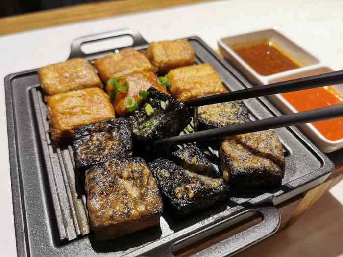 公司团建选择了这家一共15个人都能坐下包间环境还