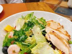 鲜虾牛油果鸡肉色拉-Golden Lily河内巴黎法越料理餐厅(建国西路店)