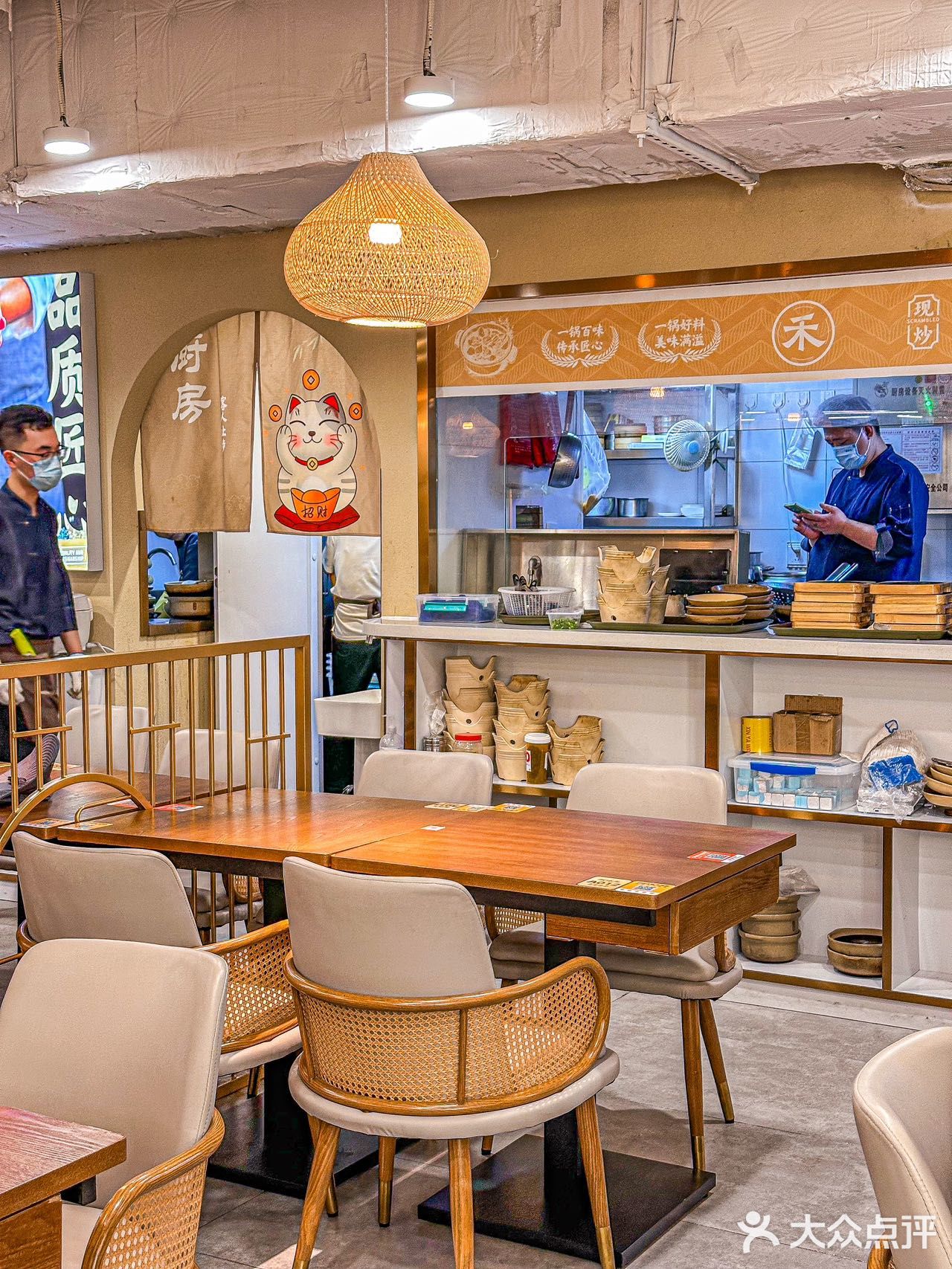 来王府井一定要尝尝他家的砂锅煲 逛街逛累了