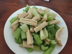 芹菜腐竹-宝瑞门钉肉饼店