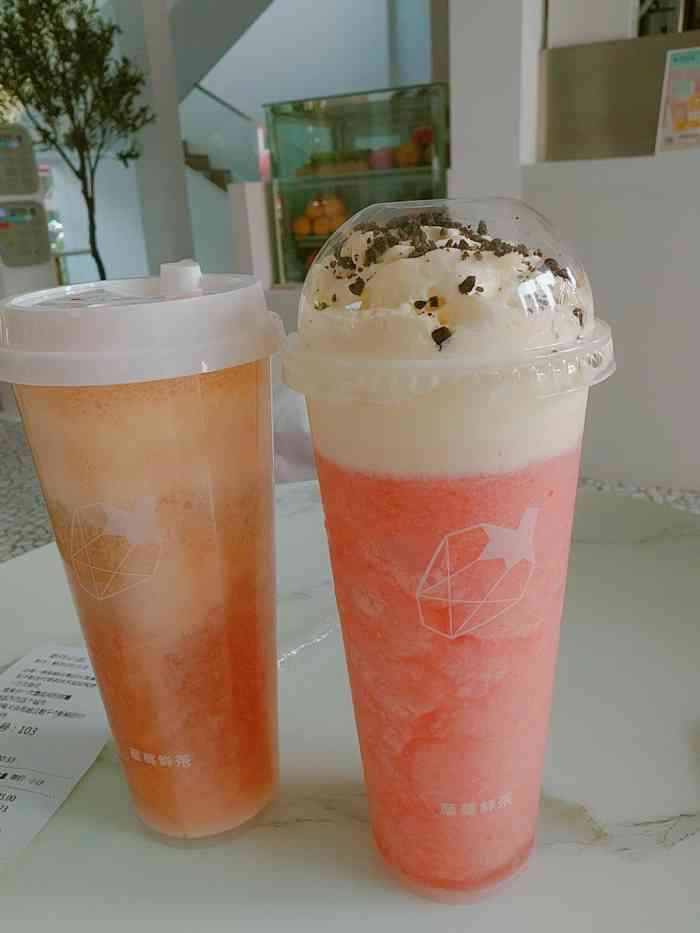 就是被水蜜桃给吸引了进来… 点了一杯雪顶莓莓和一杯新芝蜜桃莓莓