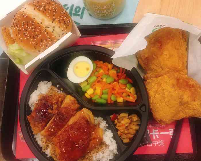 堂食的人不多,但有很多人外带,还有很多很多外卖小哥 我最爱德克士了