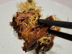 烟熏老卤拆骨鹅掌-屋里厢上海菜馆