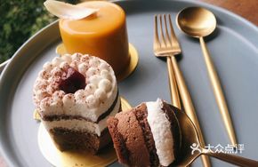 Caramel Mango Cake