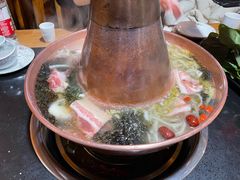 -果松木炭酸菜铜火锅·外婆参鸡汤