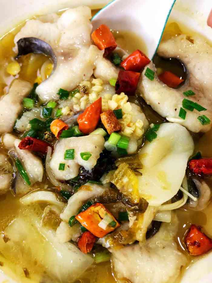 小鱼号酸菜鱼(假日店)-"店内空间不算大,但布置得整洁清新,适合1.