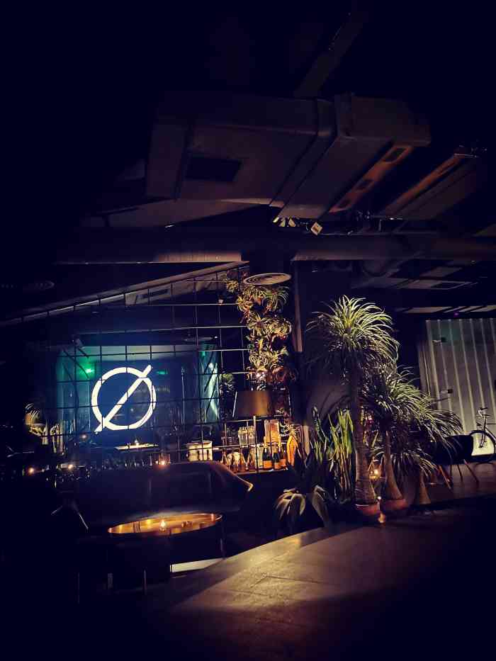 pluto(凯瑟琳广场店)-"吃完饭和朋友来这种暗黑系的小酒吧坐坐,在.