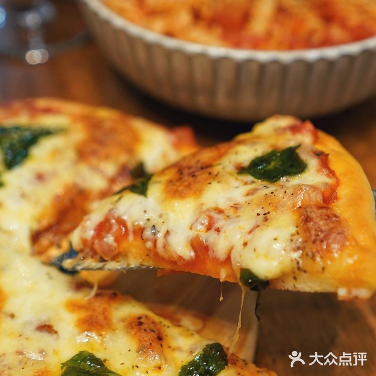 意式番茄酱： 番茄划十字开水里煮一下去皮，切碎备用