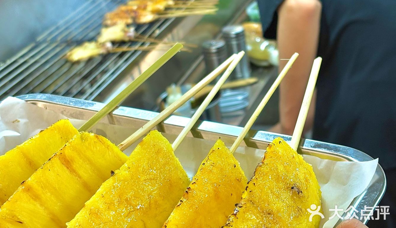 吃个烧烤怎么好多人啊！！(周迅脸)。。。