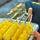 吃个烧烤怎么好多人啊！！(周迅脸)。。。