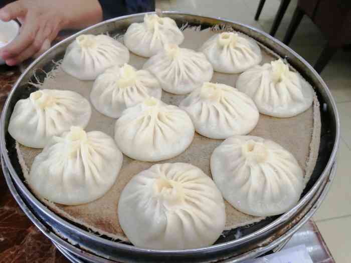 第一楼(东四北大街店)-"灌汤包不错!好大一个虾仁呢!五彩拉皮也值.