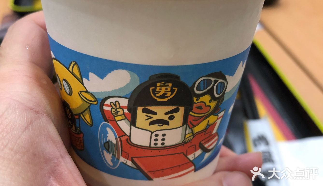 本来想在广场内找到临时就餐点，然尔并没有