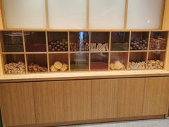 面包甜点陈列柜-炖物24章·顺时轻养茶(黄龙店)