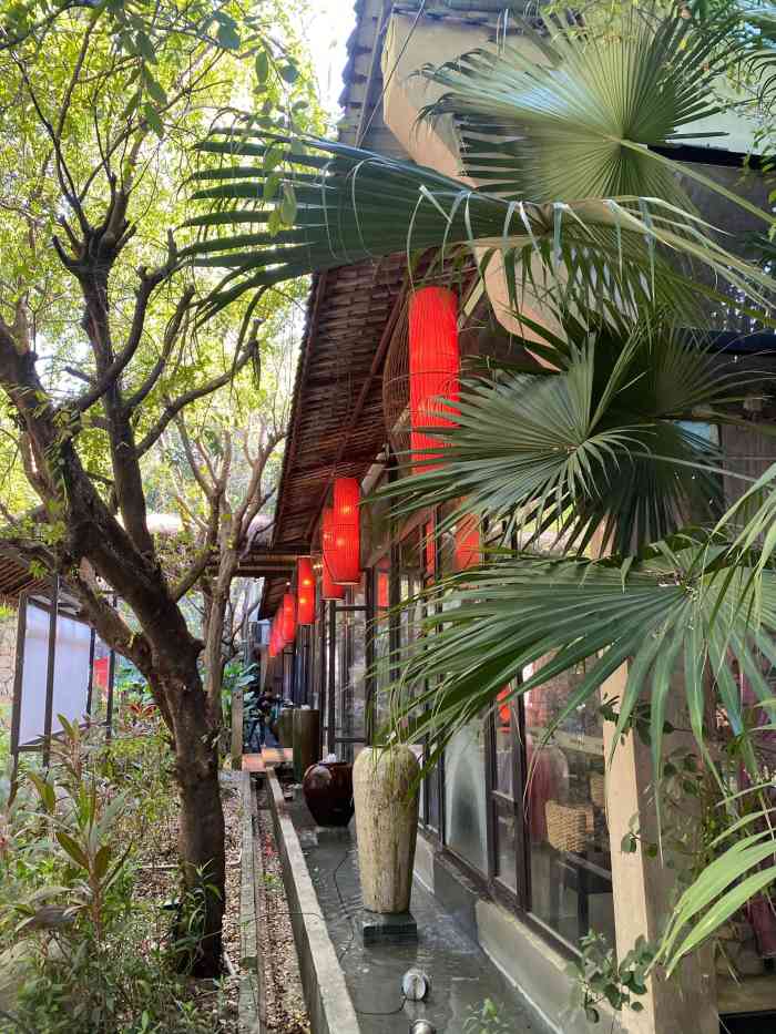 大树头森林餐厅(番禺广场店)-"[薄荷]环境:类似寺外桃源的地方,穿过树