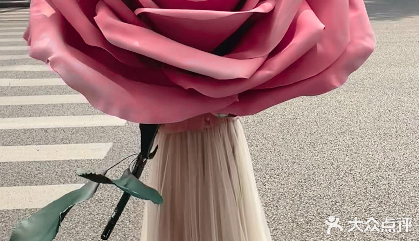 不用羡慕上海！我大成都也有巨型🌹玫瑰了！