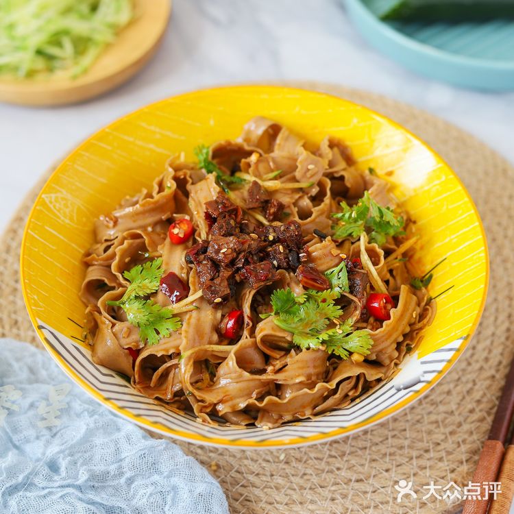 牛肉酱拌刀削面,超简单一人食