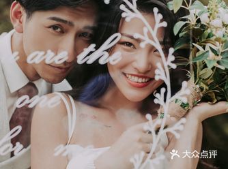 纪实婚纱照在草坪上的展现