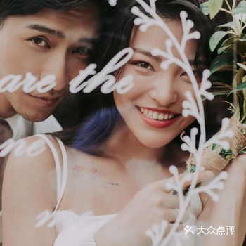 纪实婚纱照在草坪上的展现