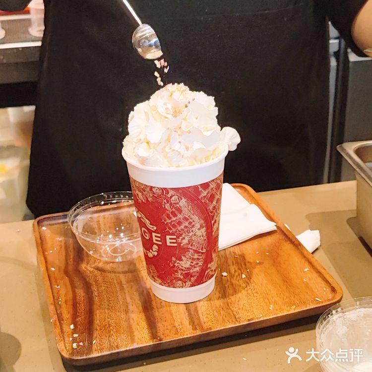 霸王茶姬买一送一，再抽盲盒杯[色]划算的