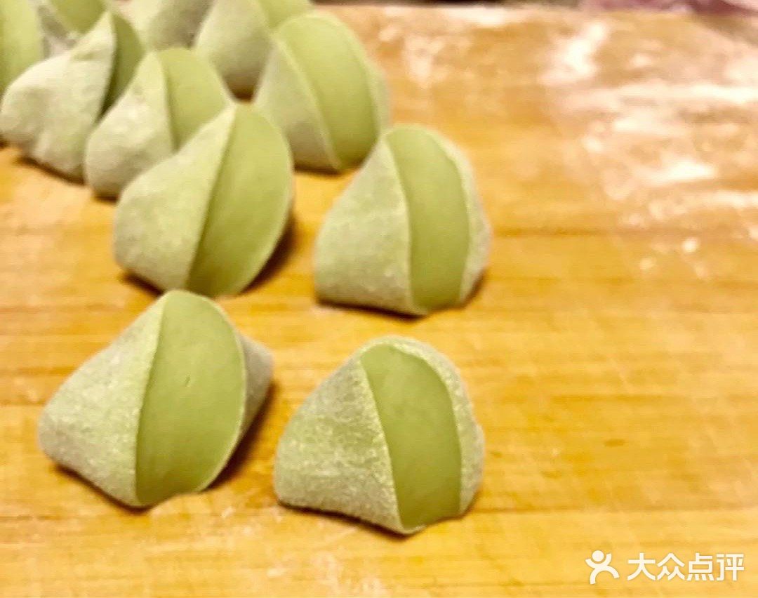美味多姿如彩虹一般的彩色水饺