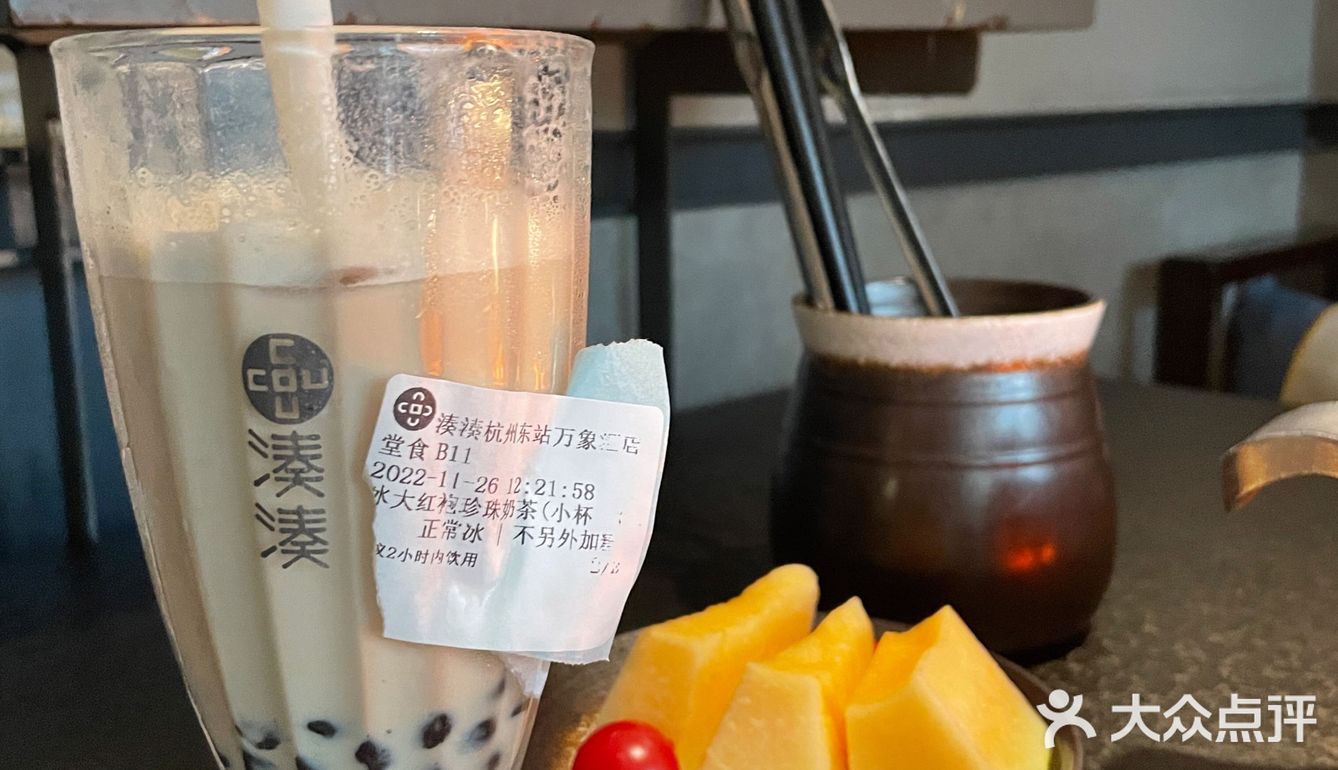 现炸的五花酥肉真的是入口即化酥脆鲜香带着微微麻不太能吃辣的同学一定记着点泡菜锅因为会越煮越辣嫩牛肉必点真的好吃滑溜但是肥牛就不太好吃了煮了很老建议点嫩牛肉就可以啦油腻的火锅配上奶茶就很解辣解腻过了饭点吃不不用排队