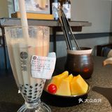 现炸的五花酥肉真的是入口即化酥脆鲜香带着微微麻不太能吃辣的同学一定记着点泡菜锅因为会越煮越辣嫩牛肉必点真的好吃滑溜但是肥牛就不太好吃了煮了很老建议点嫩牛肉就可以啦油腻的火锅配上奶茶就很解辣解腻过了饭点吃不不用排队