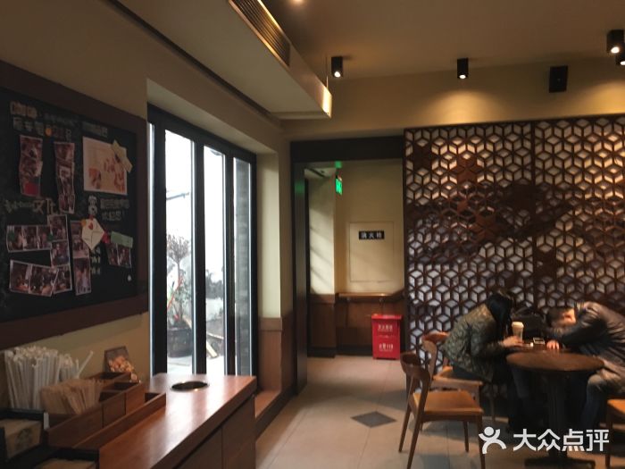 星巴克臻选(成都宽窄巷子店)大堂图片
