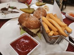 美式汉堡套餐-WOLFGANG PUCK KITCHEN & BAR(迪士尼小镇店)