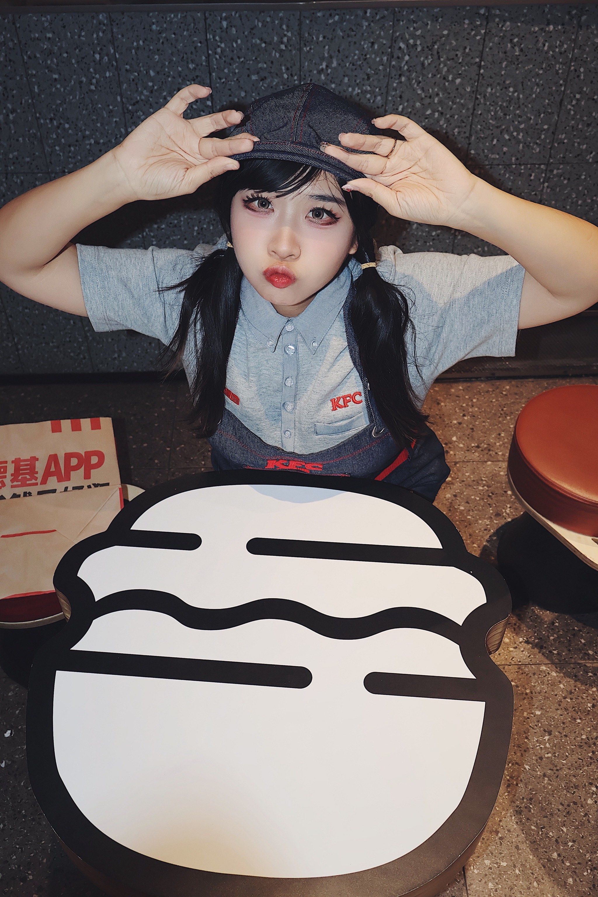 毕竟是goodbai x kfc联名系列员工制服呀!