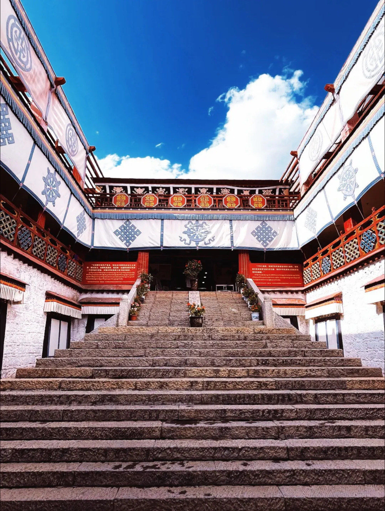 n位置99就在拉萨八廓北街与冲塞康交叉口东100米,刚开始我并不