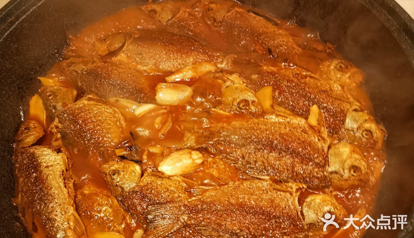 今日菜谱 香酥鲫鱼 备料 鲫鱼，香葱，姜片，蒜