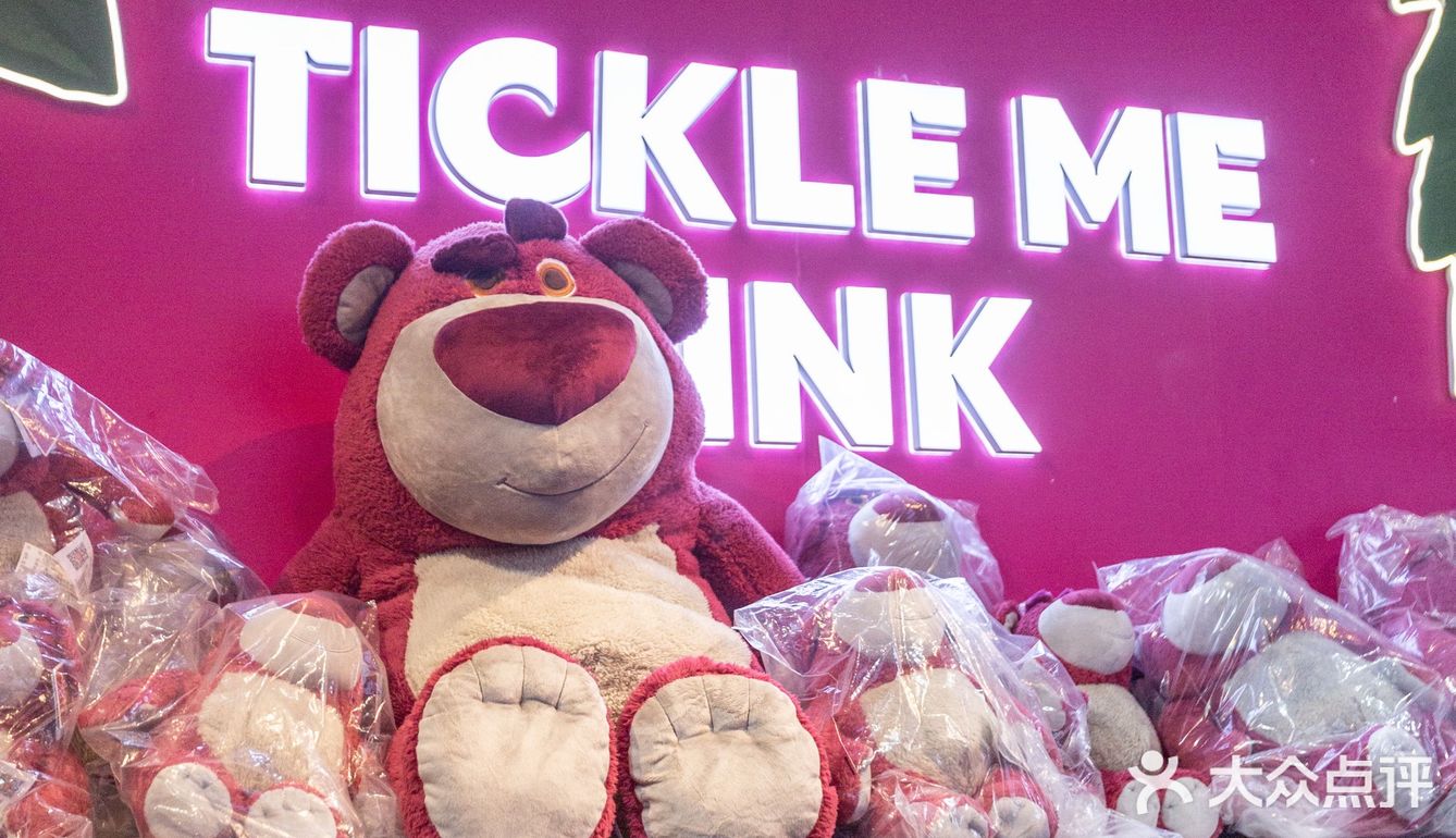 上海快闪迪士尼草莓熊主题空降愚园百货含彩蛋