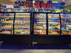 面包甜点陈列柜-乔哥铭洋海鲜自助(皇城恒隆广场店)