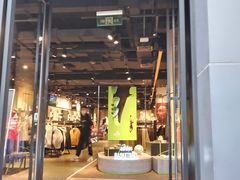 -阿迪达斯(百联徐汇商业广场运动旗舰店)