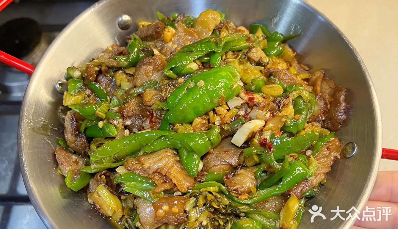 家常下饭菜之酸菜炒肉，加点樟树港辣椒，味道绝了 [亲亲]