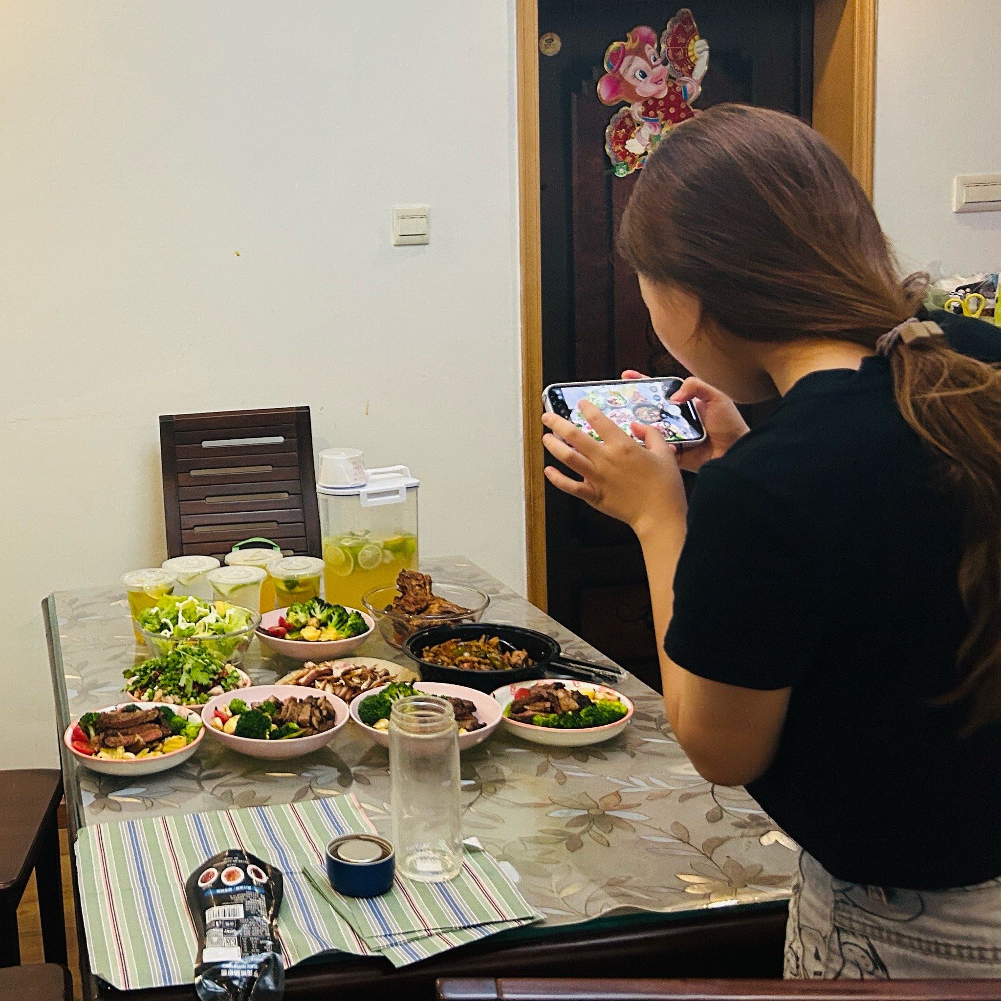 女孩家庭共餐乐