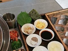 -围炉肉舍•炭烤活鳗•丹东海鲜烤肉(步行街店)