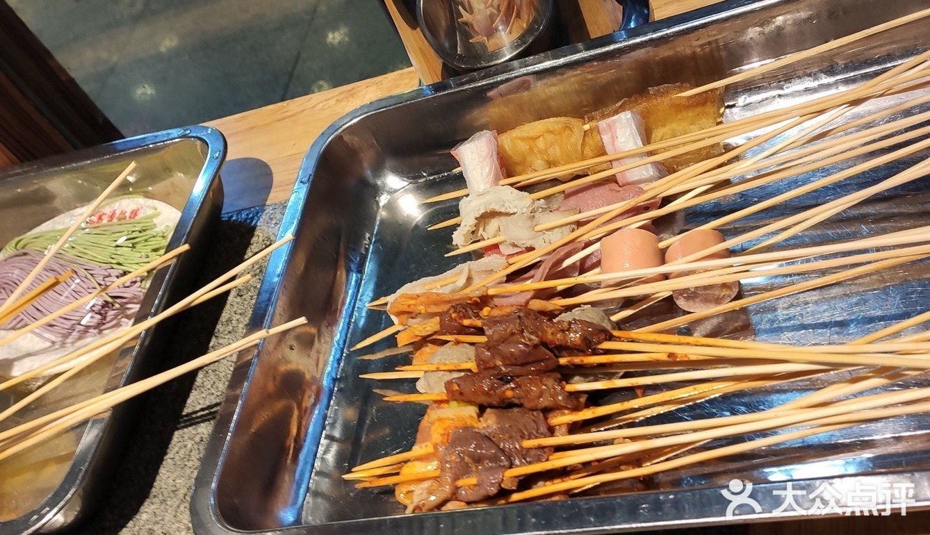 下雨天和串串最配了，拿了好多菜品