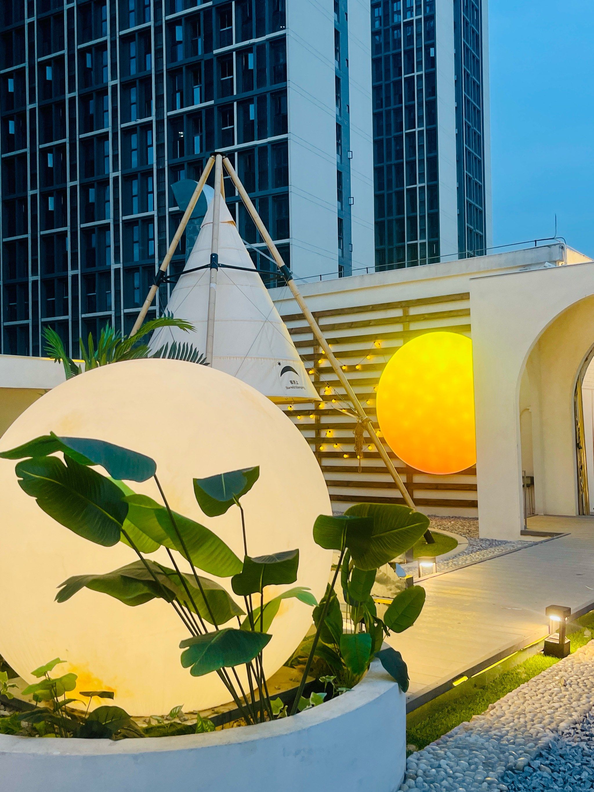 你想过把整个天空之城搬上天台是种什么样的体验
直望着日出日落 也