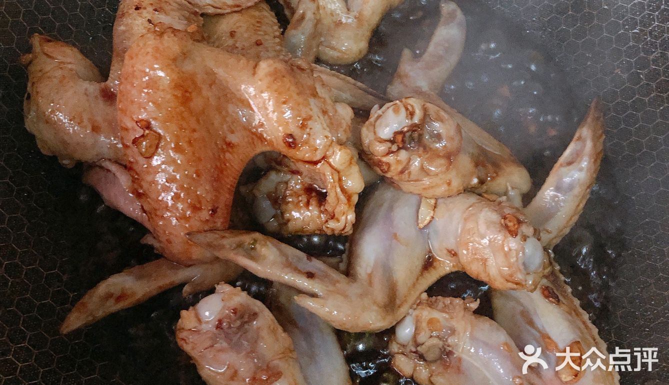色香味俱全的鸡翅，吃在嘴里，甜在心里