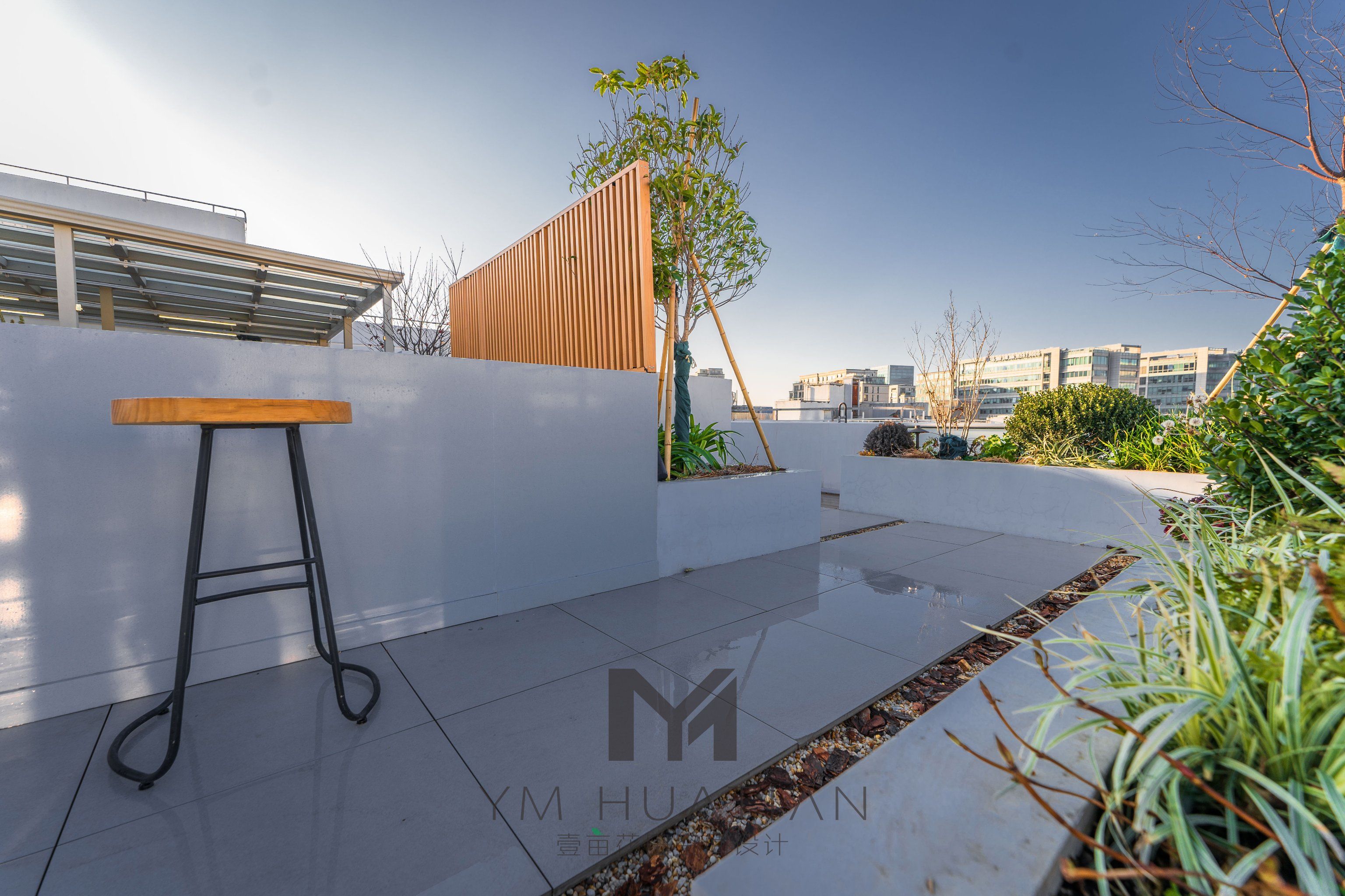 花园,屋顶环境很好,可以眺望上海浦东三件套,我们设计了现代的风格加