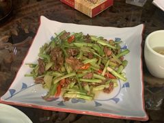 水芹菜炒牛肉-缘生态云南菜·野生菌庭院餐厅(华侨城店)