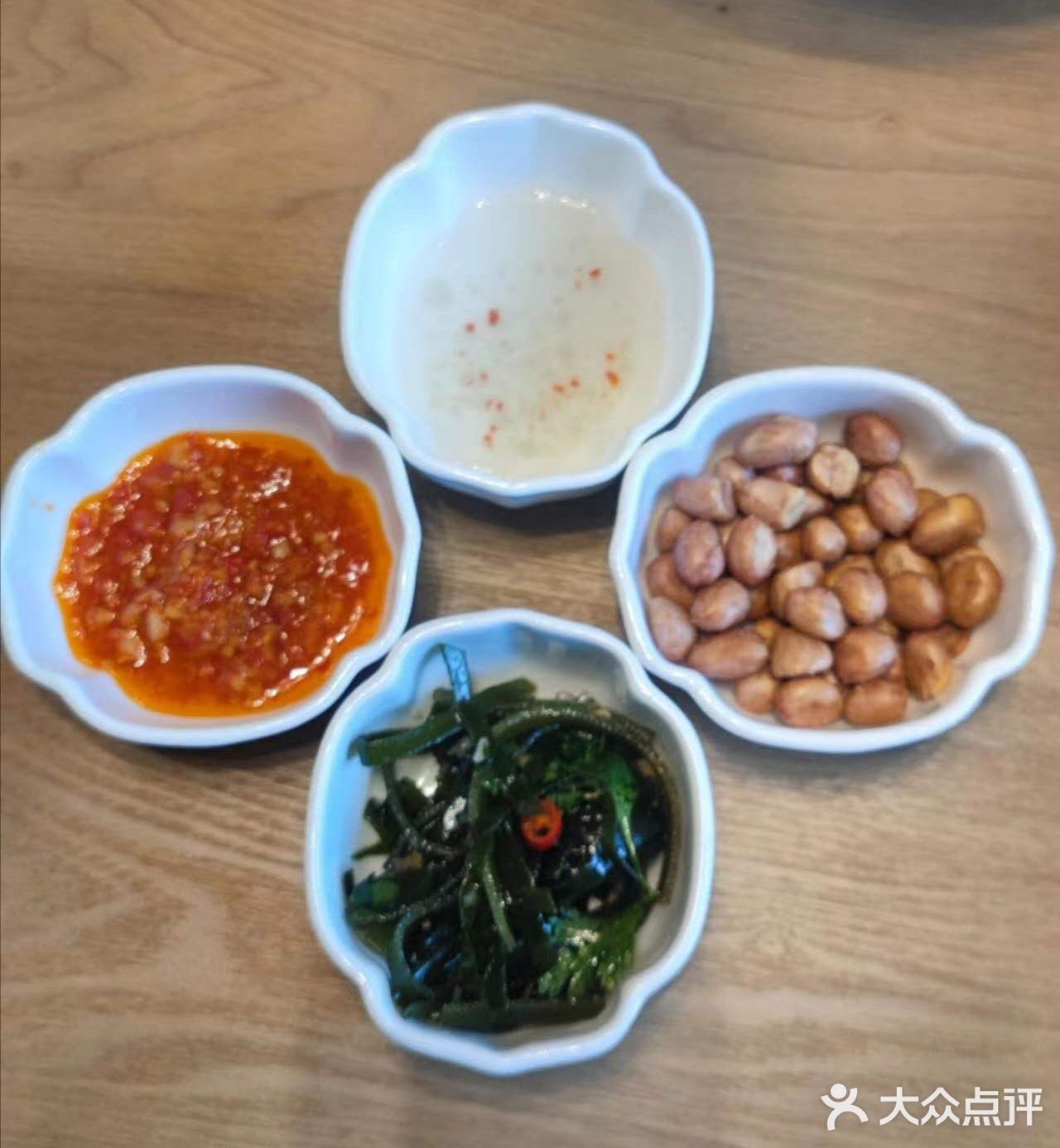 落坐后烦于点菜便团购了585套餐。共有9道菜品且量大
