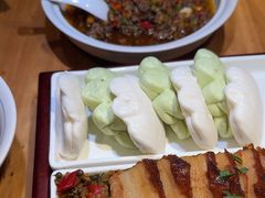 -帅巴人舅母子腊蹄民俗村
